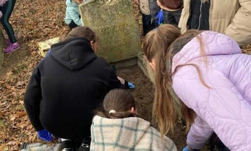 Zdjęcie do Uczniowie klas IV-VIII udali się na cmentarz ewangelicki